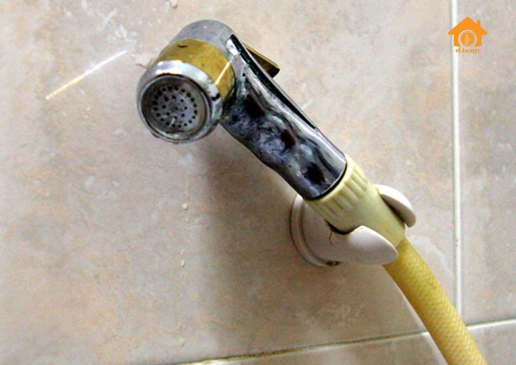 Vòi xịt vệ sinh bị gãy
