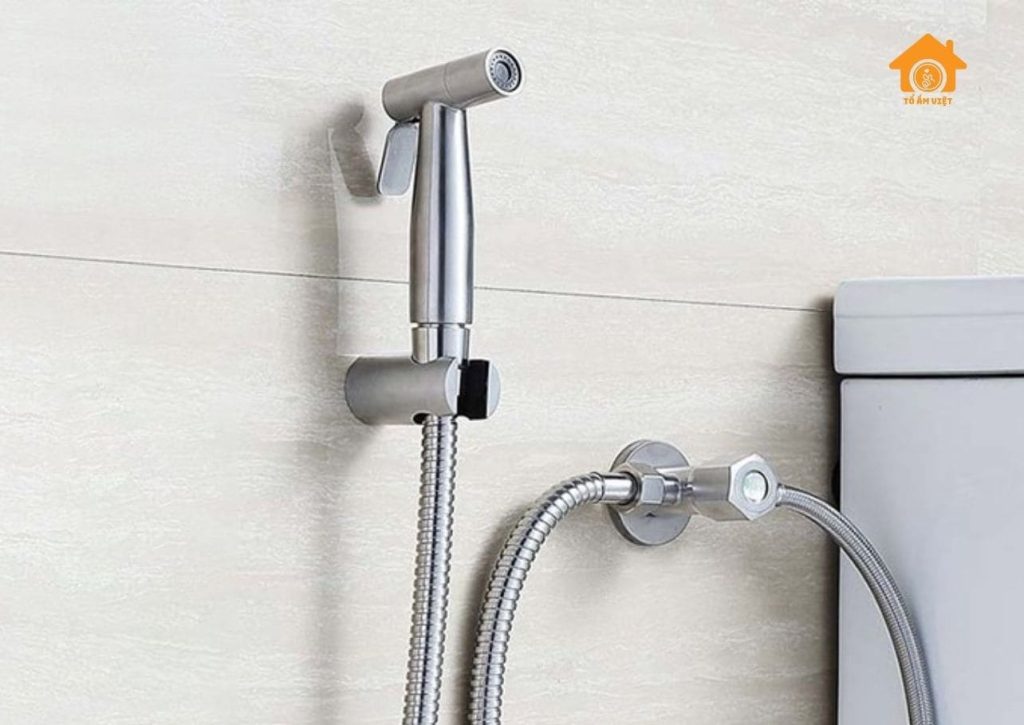Xịt vệ sinh nhà tắm